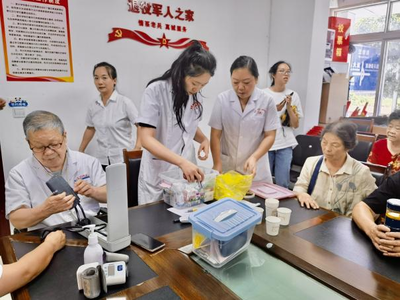 雨城区关工委社区工作团 暑期党史教育与心理健康关爱活动中的营养健康咨询服务